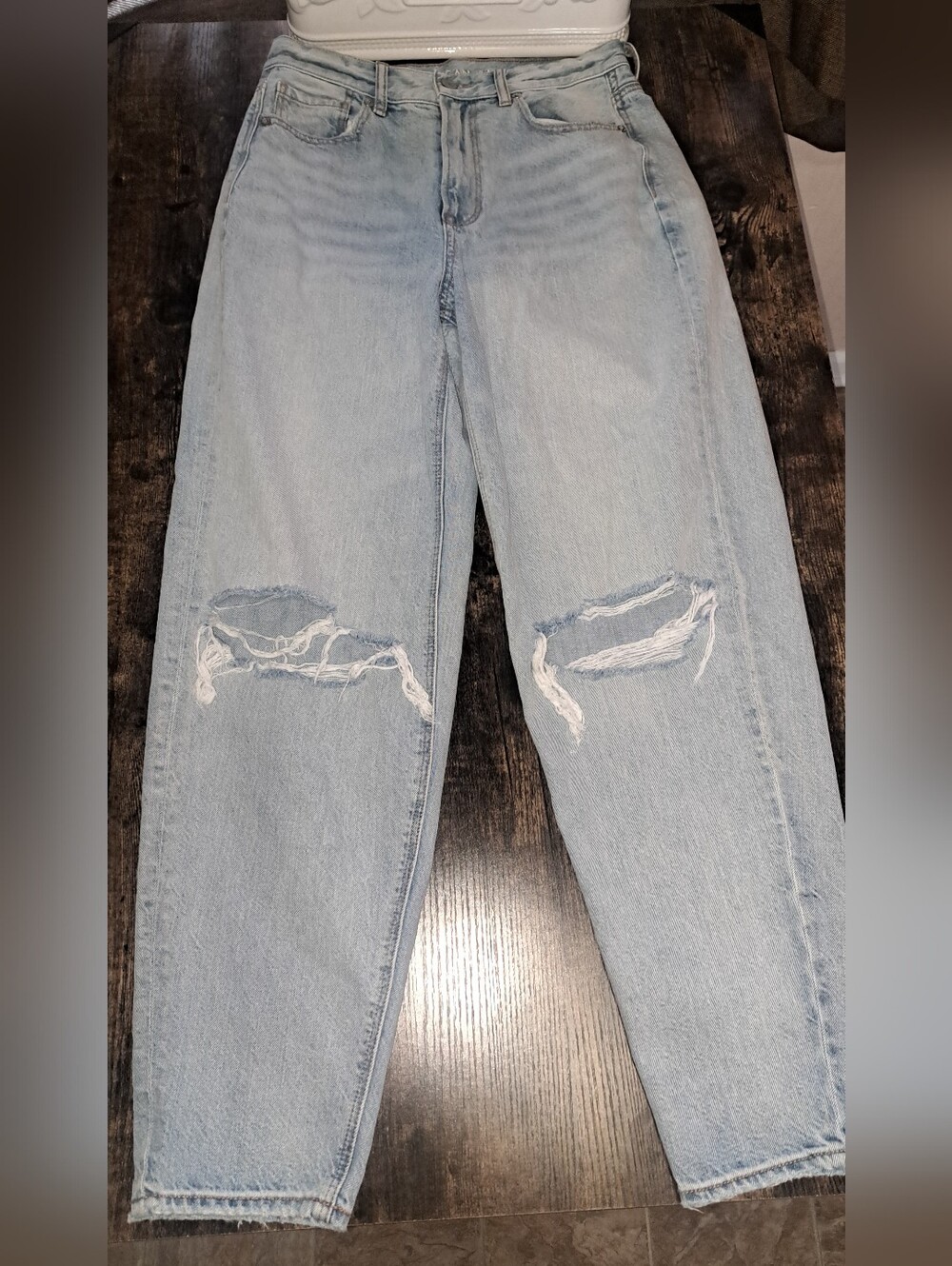 American Eagle Outfitters Light Wash Distressed Relaxed Mom Jean